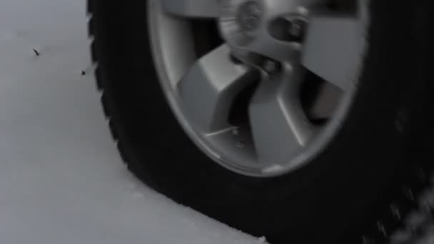 Rodas de um carro que viaja em estradas de inverno . — Vídeo de Stock