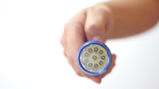 Blaue Metall-LED-Taschenlampe — Stockvideo