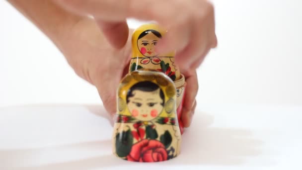 Matryoshka dolls from the inside taken out one hundred dollar bill — Stock Video