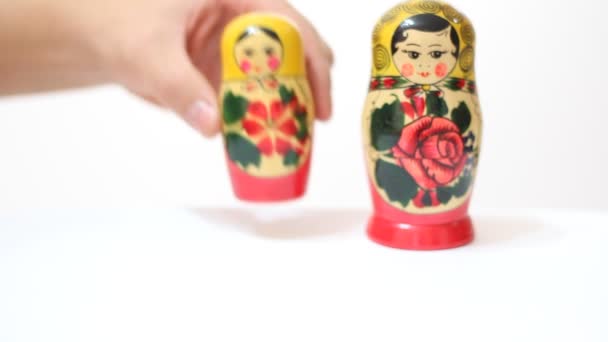 Matryoshka poppen van binnenuit genomen uit honderd dollar bill — Stockvideo