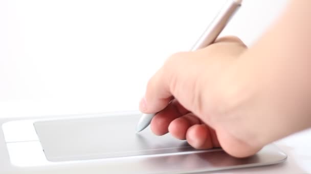 El hombre dibuja una pluma en la tableta — Vídeo de stock