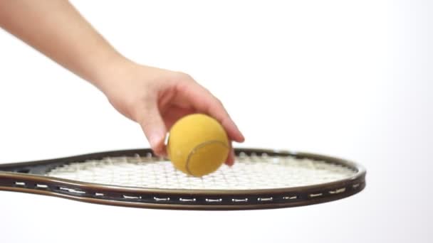 Una palla da tennis e racchetta su sfondo bianco — Video Stock