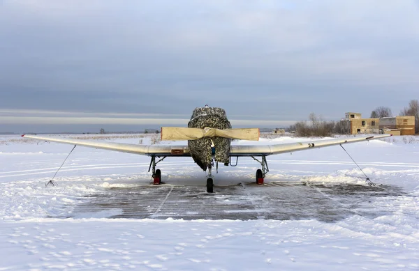 Estacionamiento de aviones de hélice en el aeropuerto en invierno — Foto de Stock