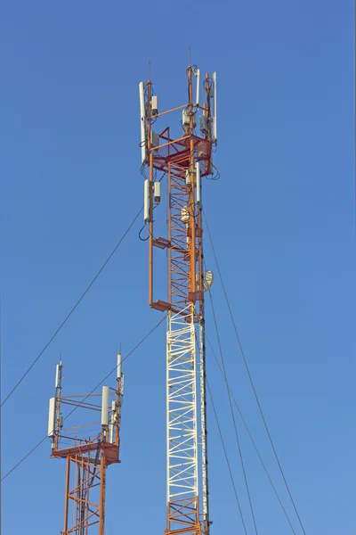 Torre de comunicaciones para señales de televisión y teléfono móvil — Foto de Stock