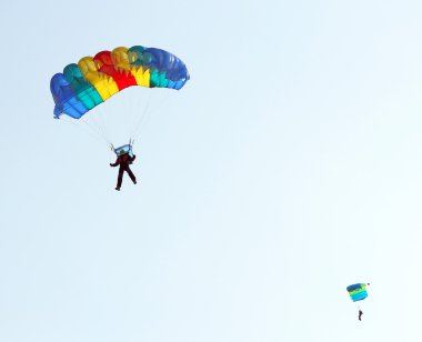 Paraşütçü jumper atlamadan sonra kask içinde