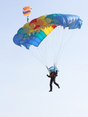Paraşütçü jumper atlamadan sonra kask içinde