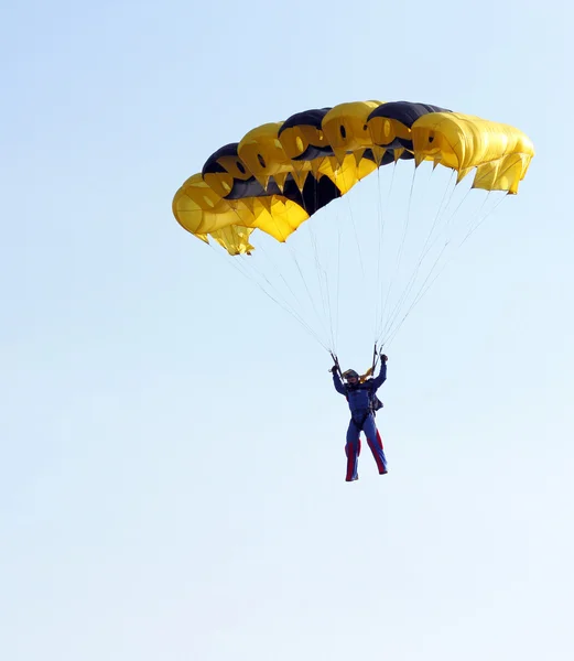 ジャンプの後のヘルメットの落下傘兵のジャンパー — ストック写真