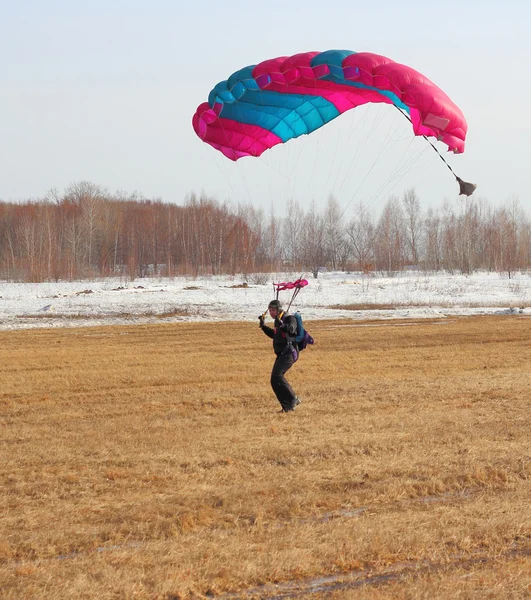 Parachutist jumper in de helm na de sprong — Stockfoto