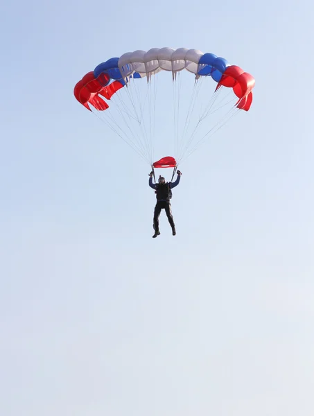 Parachutist jumper in de helm na de sprong — Stockfoto