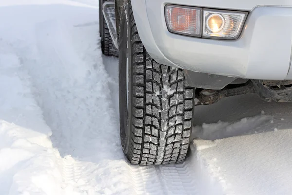 Route enneigée d'hiver devant une voiture méconnaissable — Photo