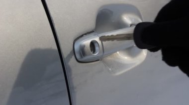 insan eli motor araba anahtarı çevir.