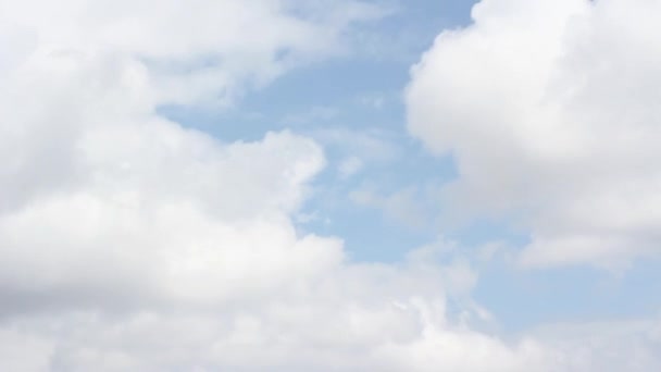 Paisaje, cielo azul con nubes timelapse — Vídeos de Stock