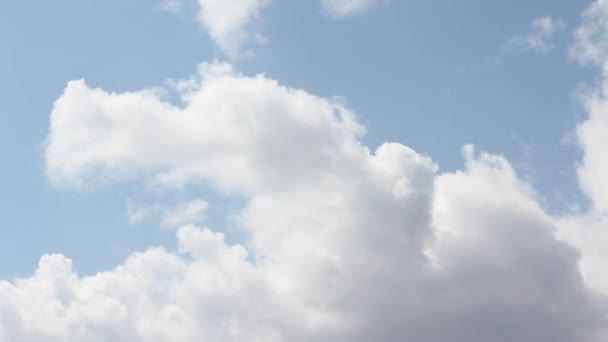 Paisaje, cielo azul con nubes timelapse — Vídeos de Stock