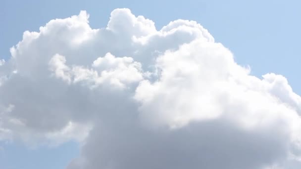 Пейзаж, голубое небо с облаками — стоковое видео