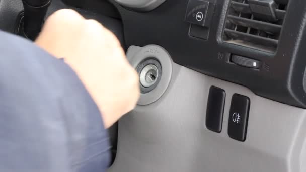 Hiver gants main clé de voiture ouvre la serrure . — Video