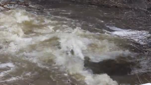 Nehrin üzerinde Nisan ayında erime bahar kar — Stok video