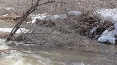 Nehrin üzerinde Nisan ayında erime bahar kar