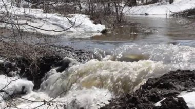 Nehrin üzerinde Nisan ayında erime bahar kar