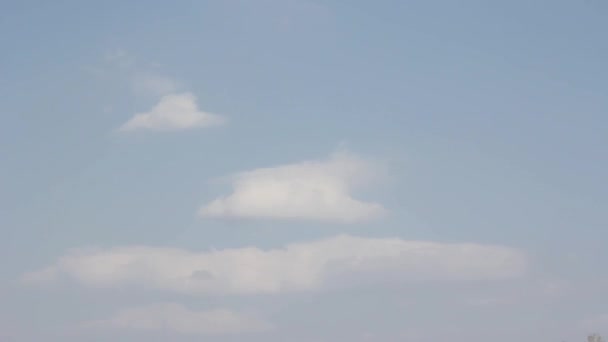 Пейзаж, голубое небо с облаками — стоковое видео