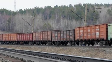 Yük demiryolu üzerinde seyahat treni