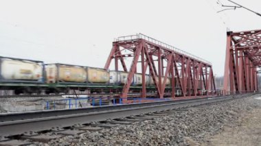 Yük demiryolu üzerinde seyahat treni