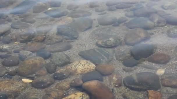 Turquoise zee water golven en stenen — Stockvideo