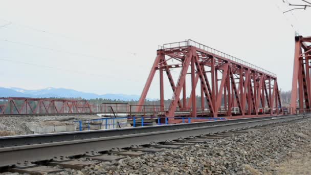 Tren de mercancías que viaja en el ferrocarril — Vídeos de Stock