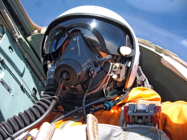 Militärpilot im Flugzeug mit Helm in dunkelblauem Overall — Stockfoto