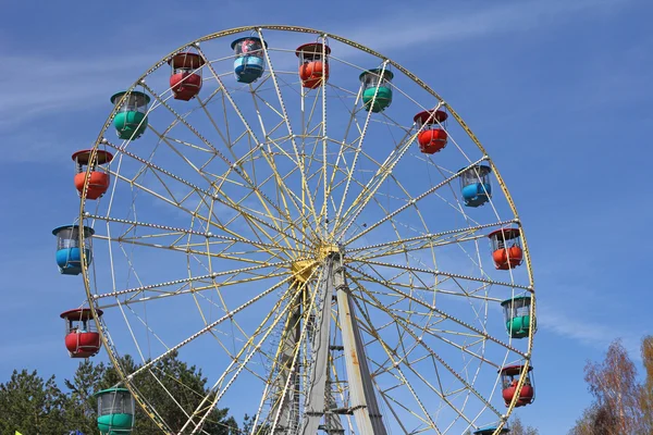 Atraktsion ruota panoramica colorata contro il cielo blu — Foto Stock