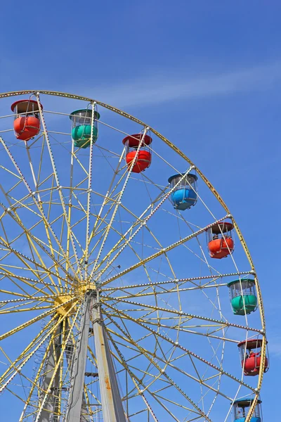 Atraktsion ruota panoramica colorata contro il cielo blu — Foto Stock