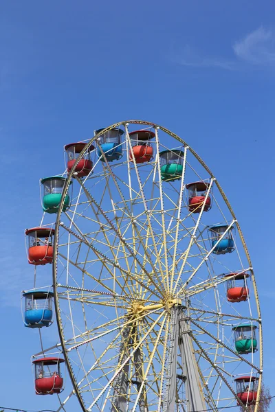 Atraktsion roue ferris coloré contre le ciel bleu — Photo