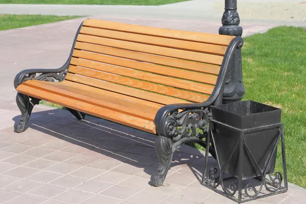 Wooden bench with an urn — Stock Photo, Image
