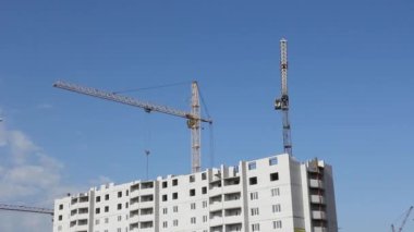 Mavi Gökyüzü bulutlu kule vinç. İki kurşun. Timelapse.