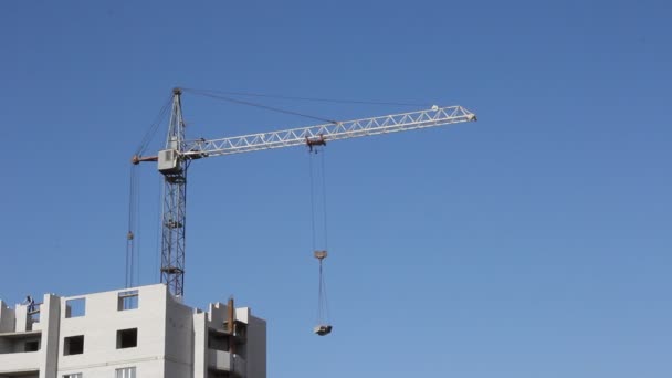 Grues à tour contre ciel bleu, avec des nuages. Deux coups. Temps écoulé . — Video