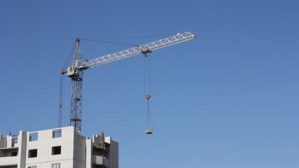 Turmdrehkrane vor blauem Himmel, mit Wolken. Zwei Schüsse. Zeitraffer. — Stockvideo