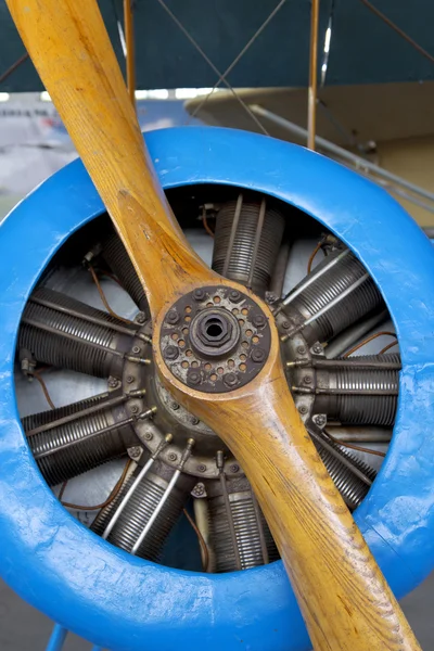 Motor de aviones antiguos con hélice de madera, plano vintage de cerca —  Fotos de Stock