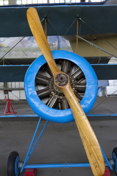 Motor de aviones antiguos con hélice de madera, plano vintage de cerca — Foto de Stock