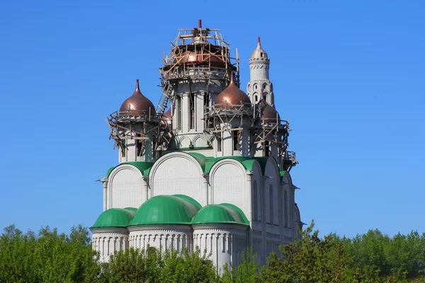 Konstruktion katedralen med kupoler av den ortodoxa kyrkan. ba — Stockfoto