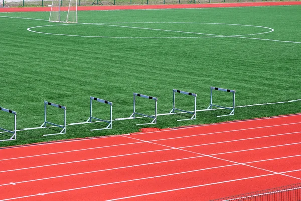 Зеленое поле футбола искусственная трава с белыми линиями — стоковое фото