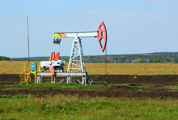 Pompage d'huile. Équipement de l'industrie pétrolière. — Photo