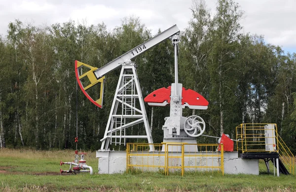 Pompage d'huile. Équipement de l'industrie pétrolière. — Photo