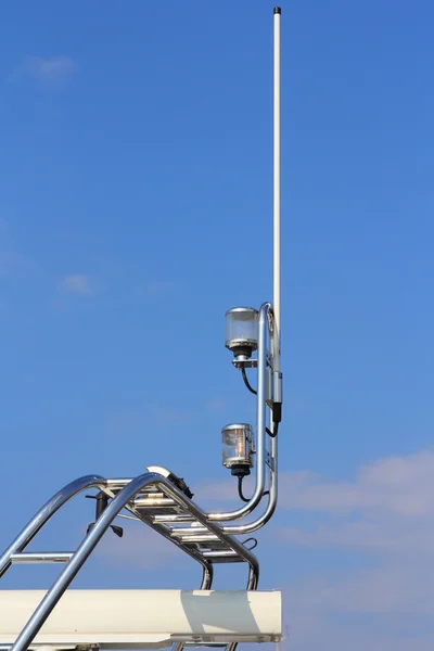 Navigationsgeräte auf Luxusboot am Himmel — Stockfoto