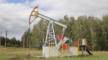 yağ pompası ormanın çalışma. Petrol sanayi ekipmanları.