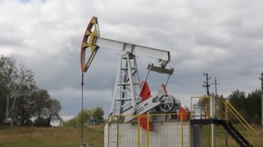 yağ pompası ormanın çalışma. Petrol sanayi ekipmanları.
