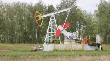 yağ pompası ormanın çalışma. Petrol sanayi ekipmanları.