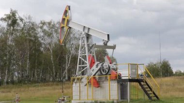 yağ pompası ormanın çalışma. Petrol sanayi ekipmanları.