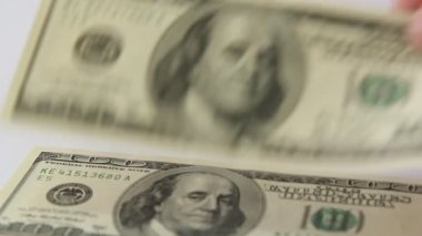 Beyaz bir arka plan yüz dolar faturaları.