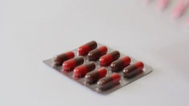Tablet. tıp sembolü beyaz zemin üzerine.