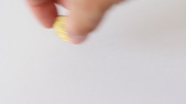 Beyaz arka plan üzerinde izole düşen altın sikke