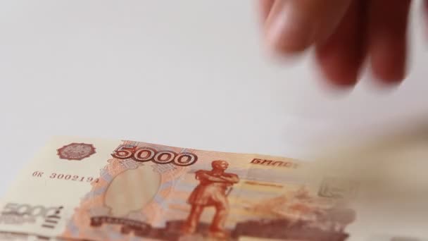 Cinq mille roubles sur fond blanc.